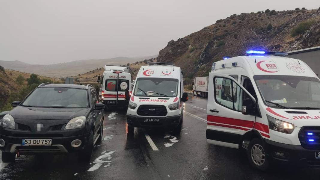 Minibüsle tır birbirine girdi: 1 ölü, 1'i çocuk 2 ağır yaralı 3